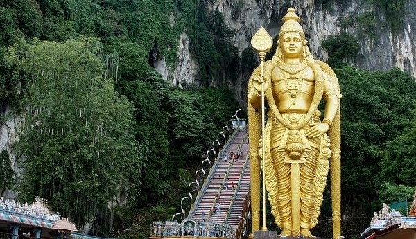 Photo Batu Caves, in Kuala Lumpar, holds both religious and ecological significance