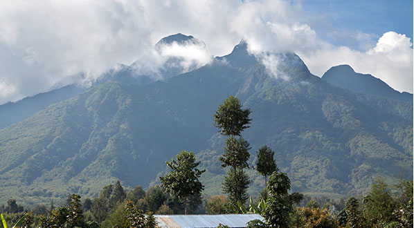 Photo Mount Sabyinyo in the Virunga Mountains on the border of Rwanda, Uganda and the DRC