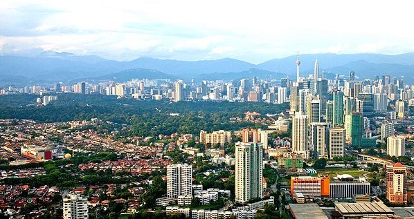 Photo Kuala Lumpur is located in the Klang Valley and bordered by the Titiwangsa Mountains