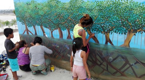 Photo Children, youth and adults from the community join forces to build their mural