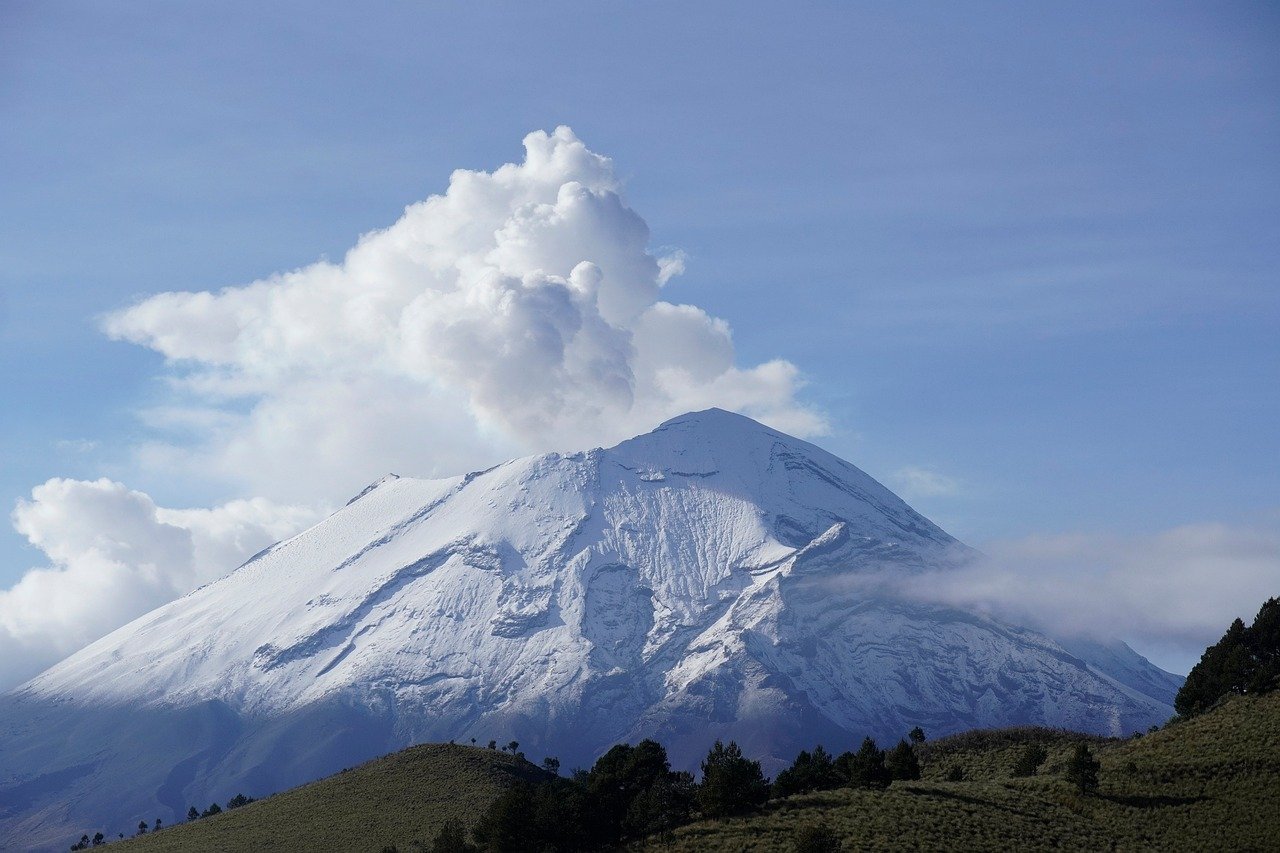 Photo Volcano Popocatépetl, the dramatic backdrop to the city of Puebla.